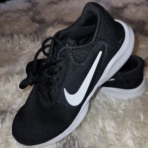 Nike black 7.5 NWOT